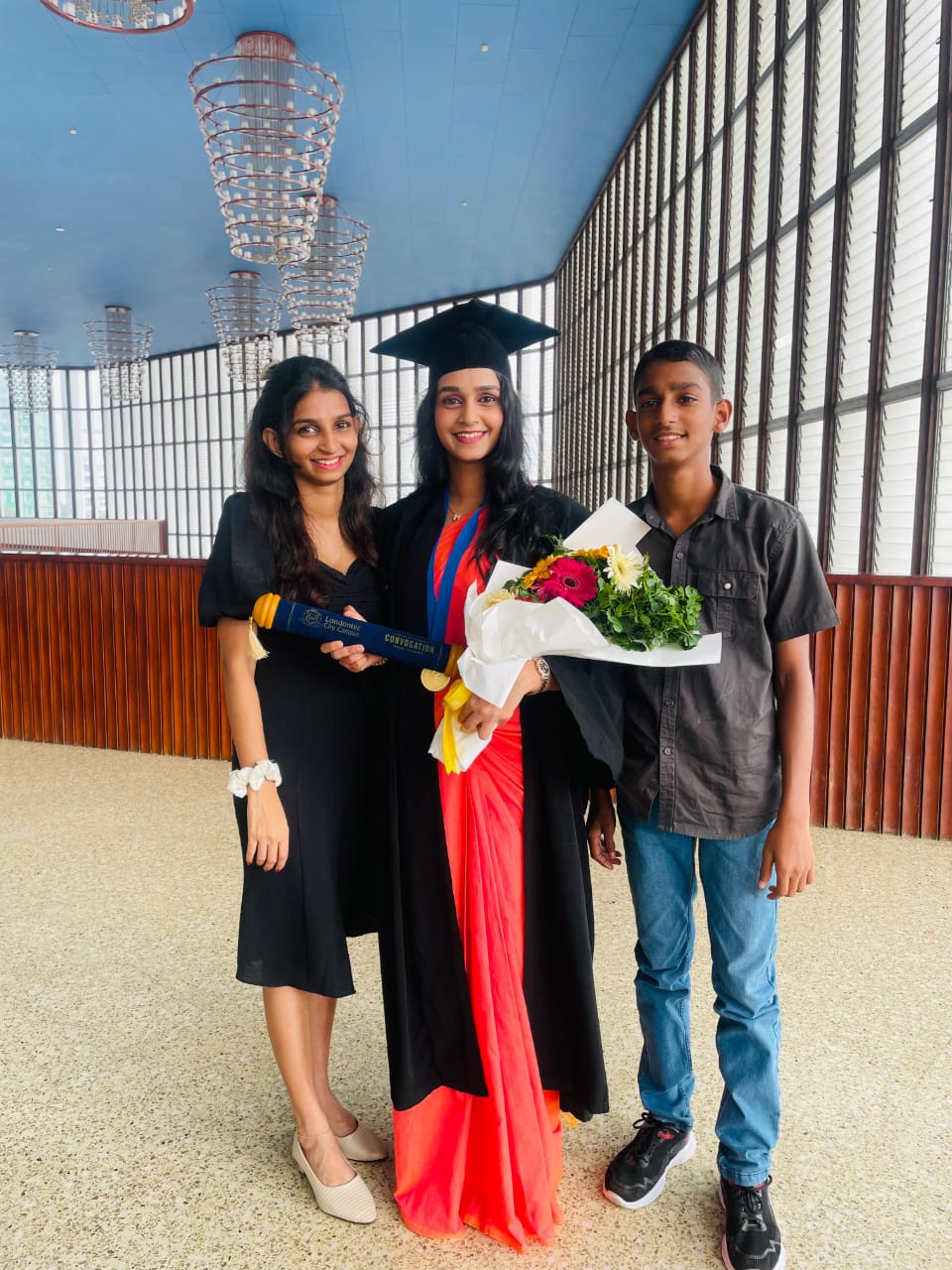 Lakindu Lorensuhewa sisters family portrait Sri Lanka